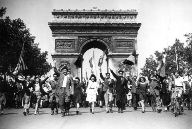 Celebration 8 mai 1945 à Paris